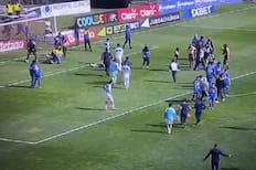 VIDEO | Hinchas de Everton invadieron la cancha y agredieron a sus jugadores en el partido frente a la UC