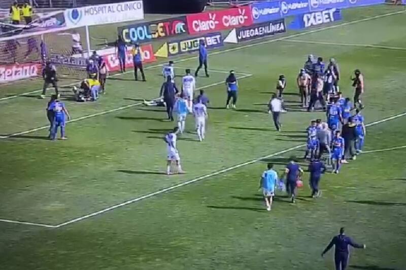 Hinchas de Everton invadieron la cancha ante la UC.