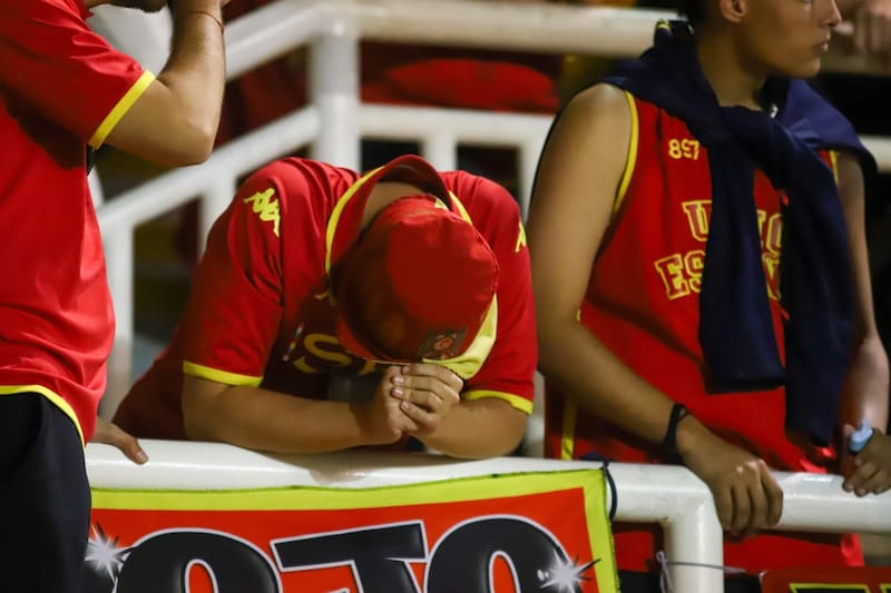 Fanáticos hispanos reaccionan a la derrota ante Deportes Limache.