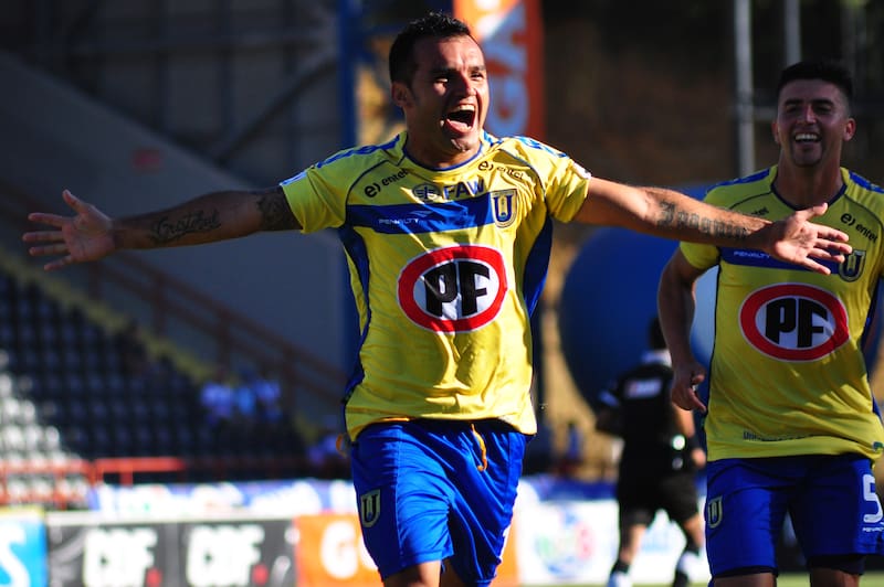 Imagen clásica del fútbol chileno: Leonardo Monje celebrando un gol, en esta ocasión con la camiseta de la Universidad de Concepción.
