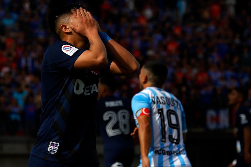 El lamento de un jugador de Universidad de Chile en la derrota contra Magallanes. Foto: Aton.