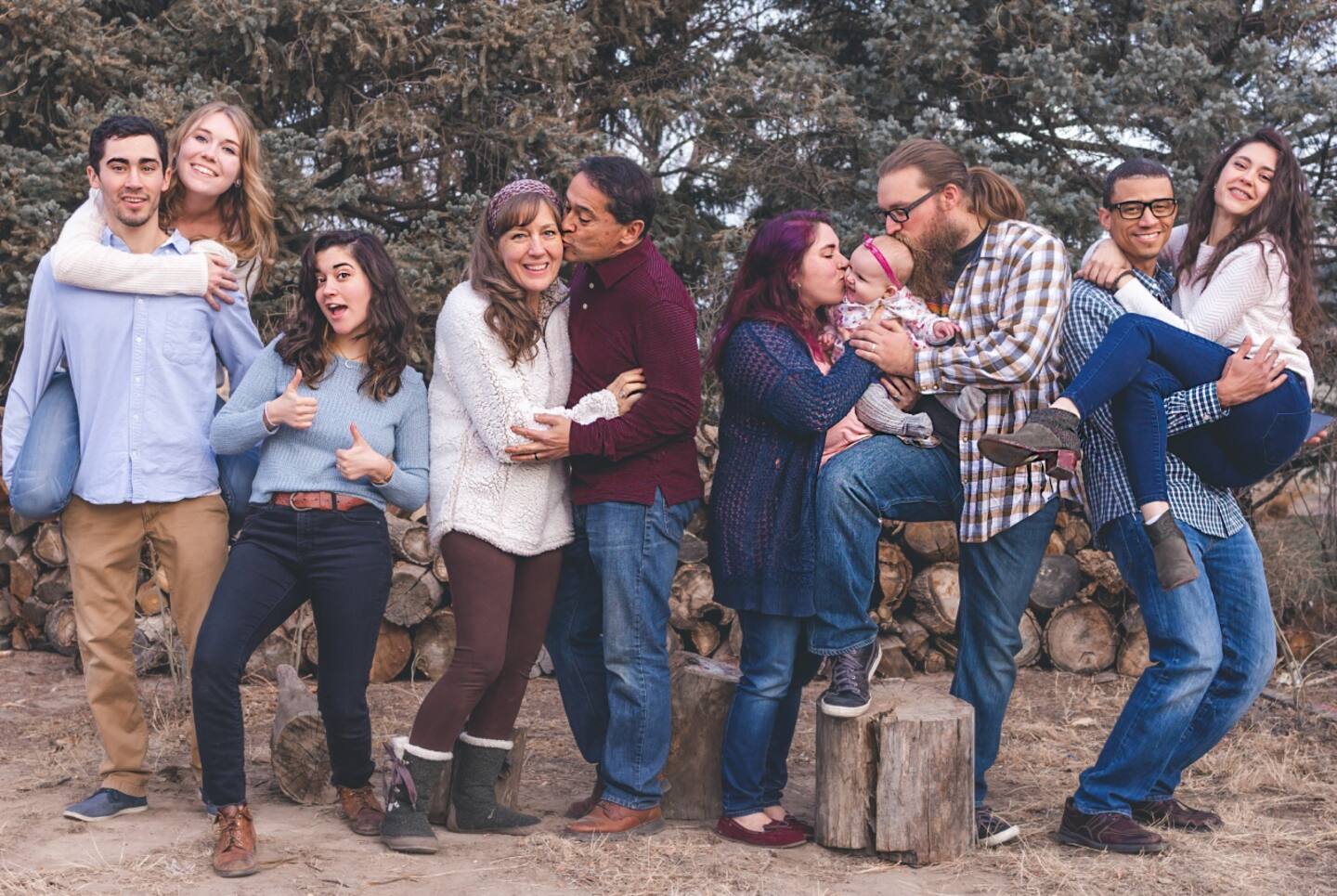 Una familia posando para una foto al exterior.