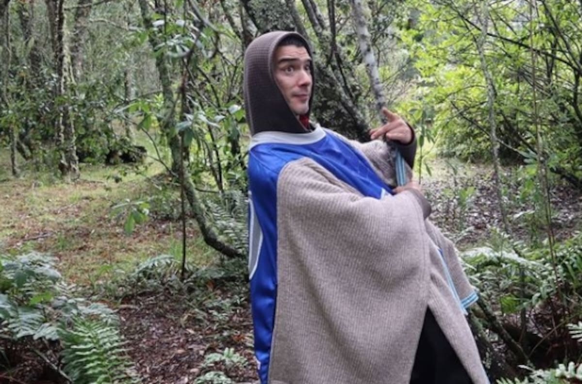 La nueva vida de Íñigo Urrutia en el sur: cosecha avellanas y aprendió a manejar un tractor