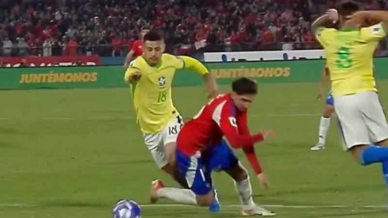 VIDEO | ¡Era penal y roja! La polémica jugada que perjudicó a Chile y no repitieron por TV