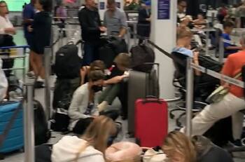 VIDEO | Esperaron más de 6 horas: Cientos de pasajeros de aerolínea hacen descomunal fila para ser atendidos