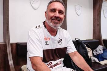 VIDEO | Como en su mejor época en Colo Colo: Marcelo Espina volvió a vestir de corto en Argentina