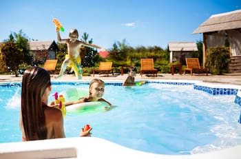 Estas son algunas de las piscinas y parque acuáticos que te ayudarán a capear el calor este verano en la Región Metropolitana