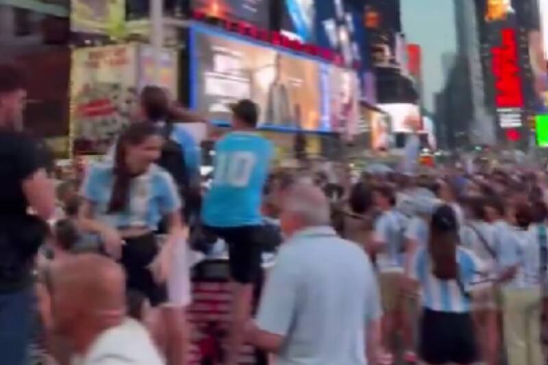 Hinchas argentinos hicieron la previa del partido ante Canadá en el Times Square.