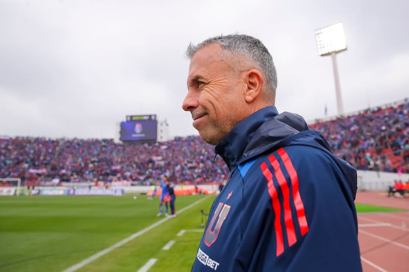 César Vaccia, exentrenador de la U, afirma que el DT debe seguir en 2026. Foto: Agencia Aton.