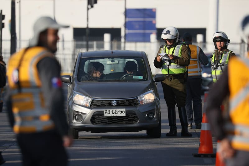 Quienes sean sorprendidos incumpliendo la medida, arriesgan multas que pueden alcanzar las 1,6 UTM. Créditos: Dragomir Yankovic/Aton Chile.