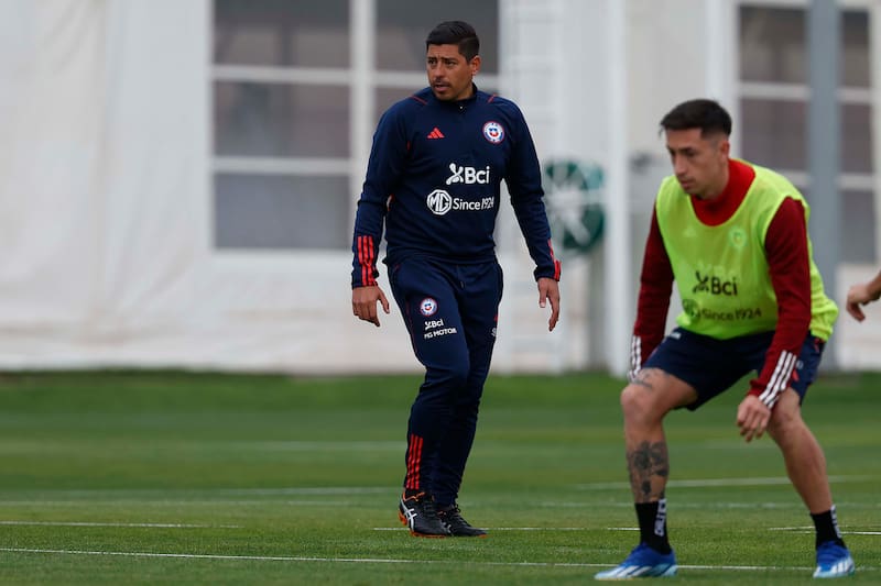 dirigiendo la práctica de la selección chilena en Juan Pinto Durán (Foto: ANFP)