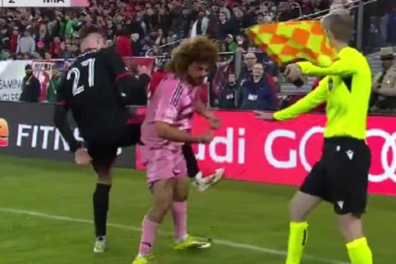 El Peluca jugando por el Inter Miami ante el DC United.