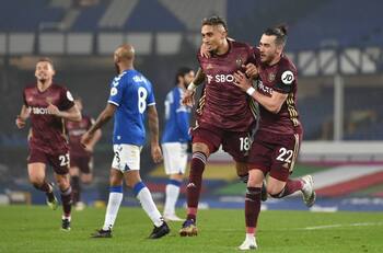 Con un agónico golazo de Raphinha, el Leeds de Bielsa venció al Everton de James Rodríguez