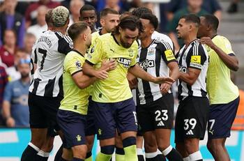 Dura sanción para jugador que golpeó a Ben Brereton en Inglaterra