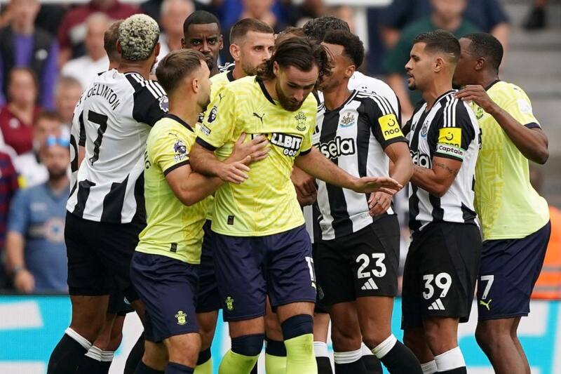 tras provocar la expulsión de Fabian Schar en Premier League.