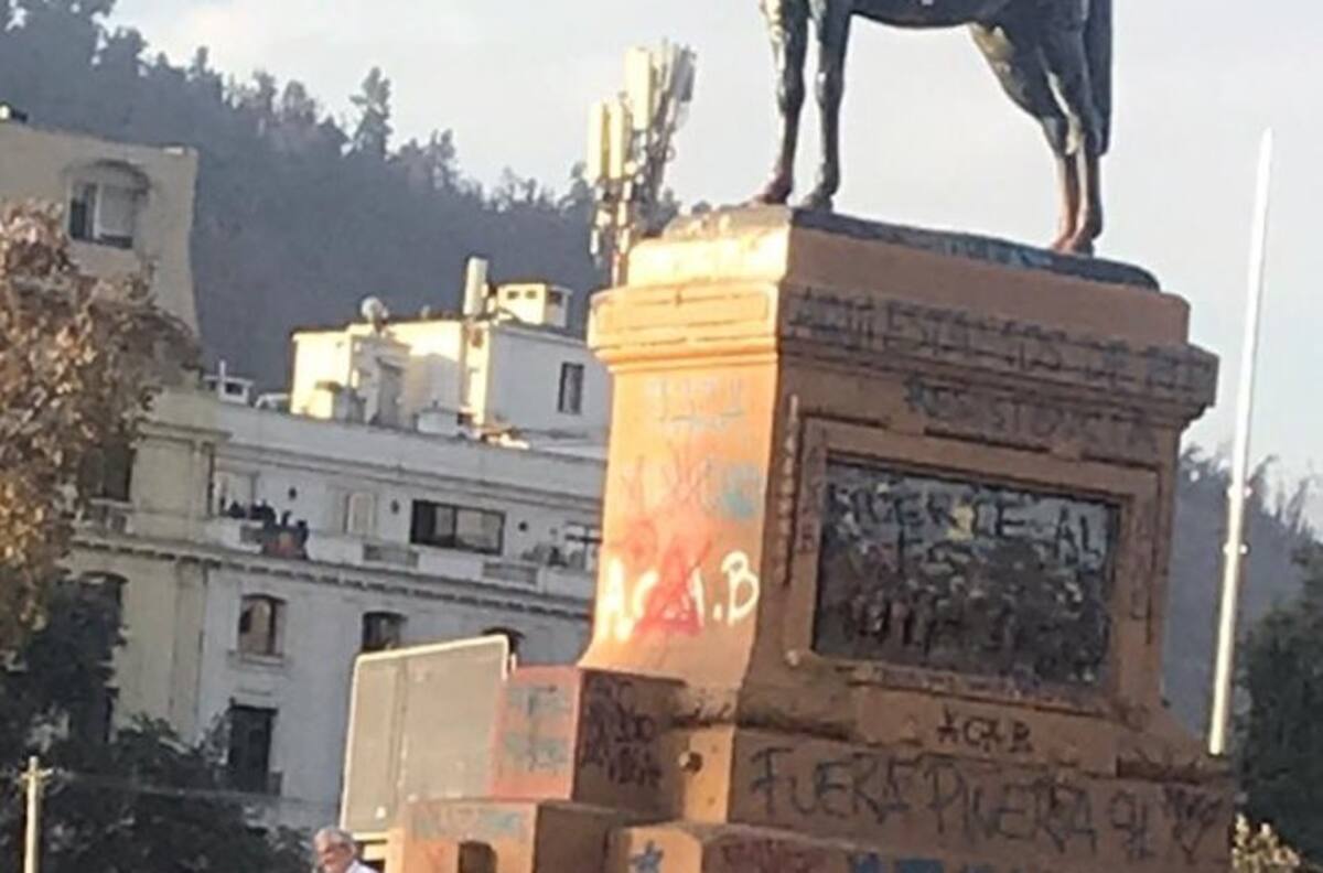 Sebastián Piñera y La Moneda confirman veracidad de polémica foto en la llamada "Plaza de la Dignidad"