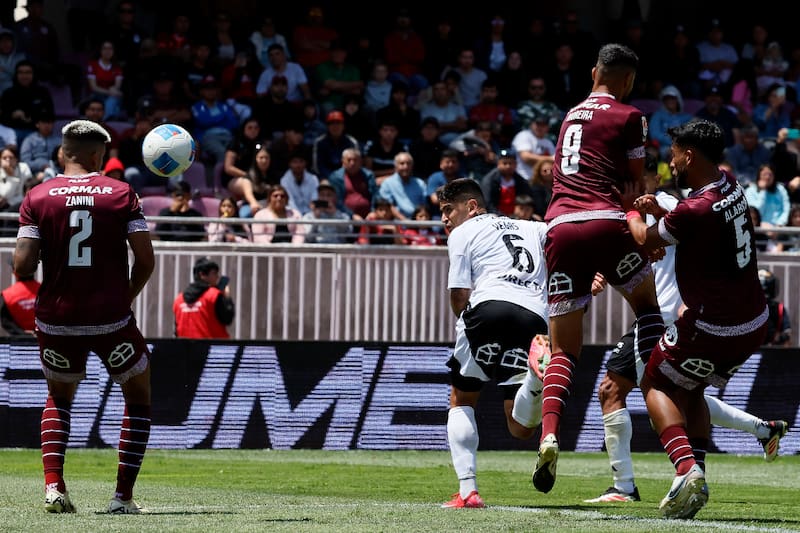 El defensa anotó su segundo gol en Colo Colo que sale de un tiro de esquina. (Foto: Aton)