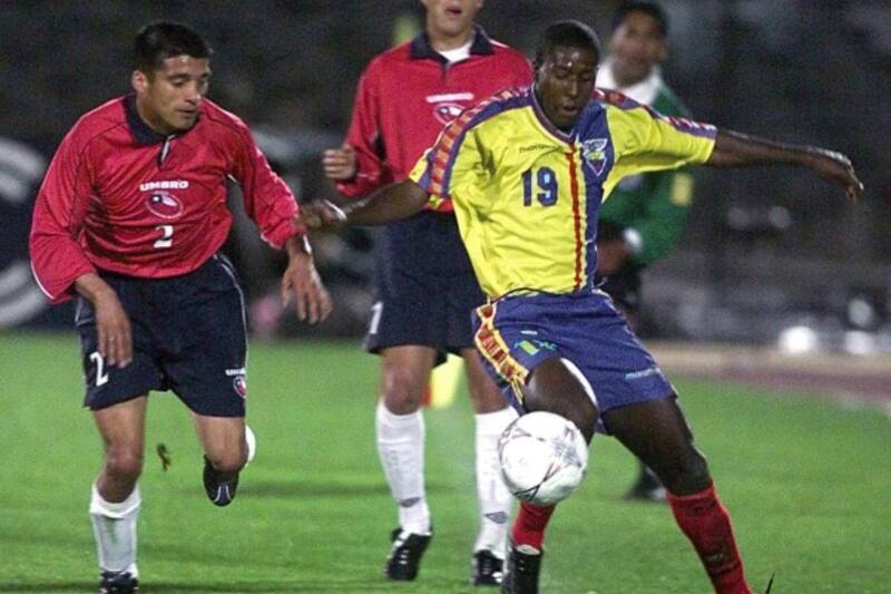El seleccionado chileno Darwin Pérez, de Deportes Concepción, marcando al ecuatoriano Edison Méndez, en la última fecha del fatídico camino a Corea/Japón 2002.
