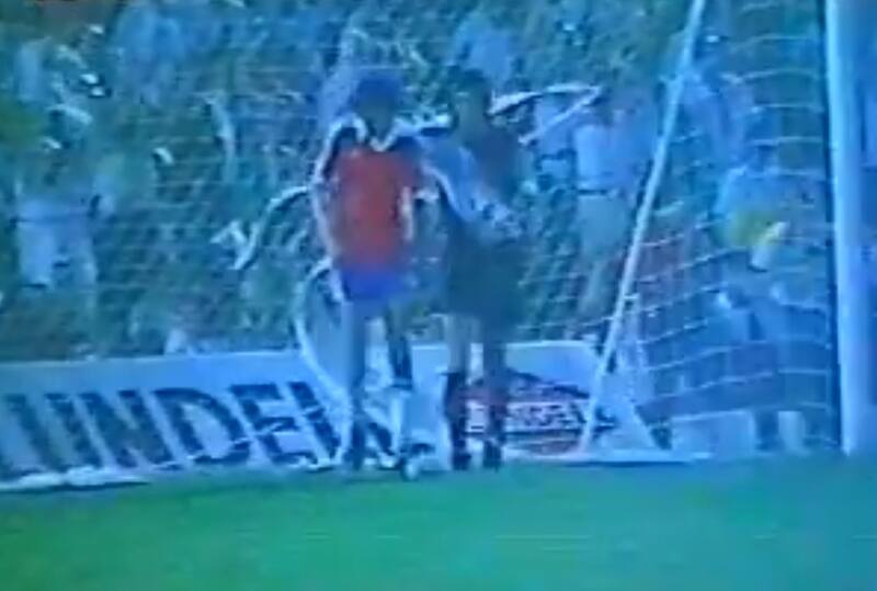 El zaguero chileno acaba de sepultar cualquier opción en la revancha, al anotar un autogol que significó el 3-0 para los locales en Asunción.