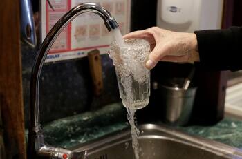 Cuentas del agua: ¿Qué es el sobreconsumo y por qué el Gobierno podría subir la tarifa?