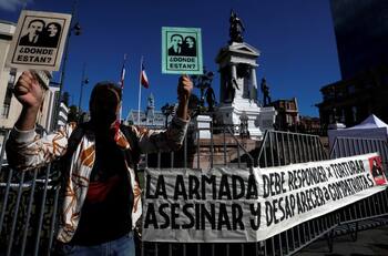 Manifestantes contra la Armada en Valparaíso: "Debe responder por desaparecer a compatriotas"