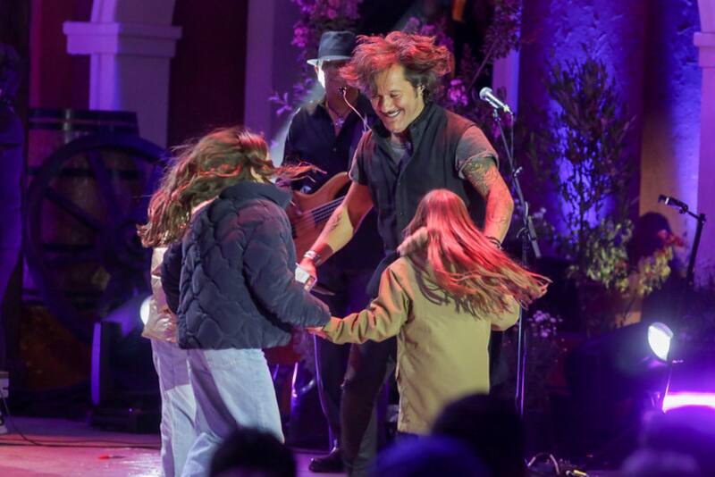 El artista argentino se mostró muy cercano con sus fanáticas.