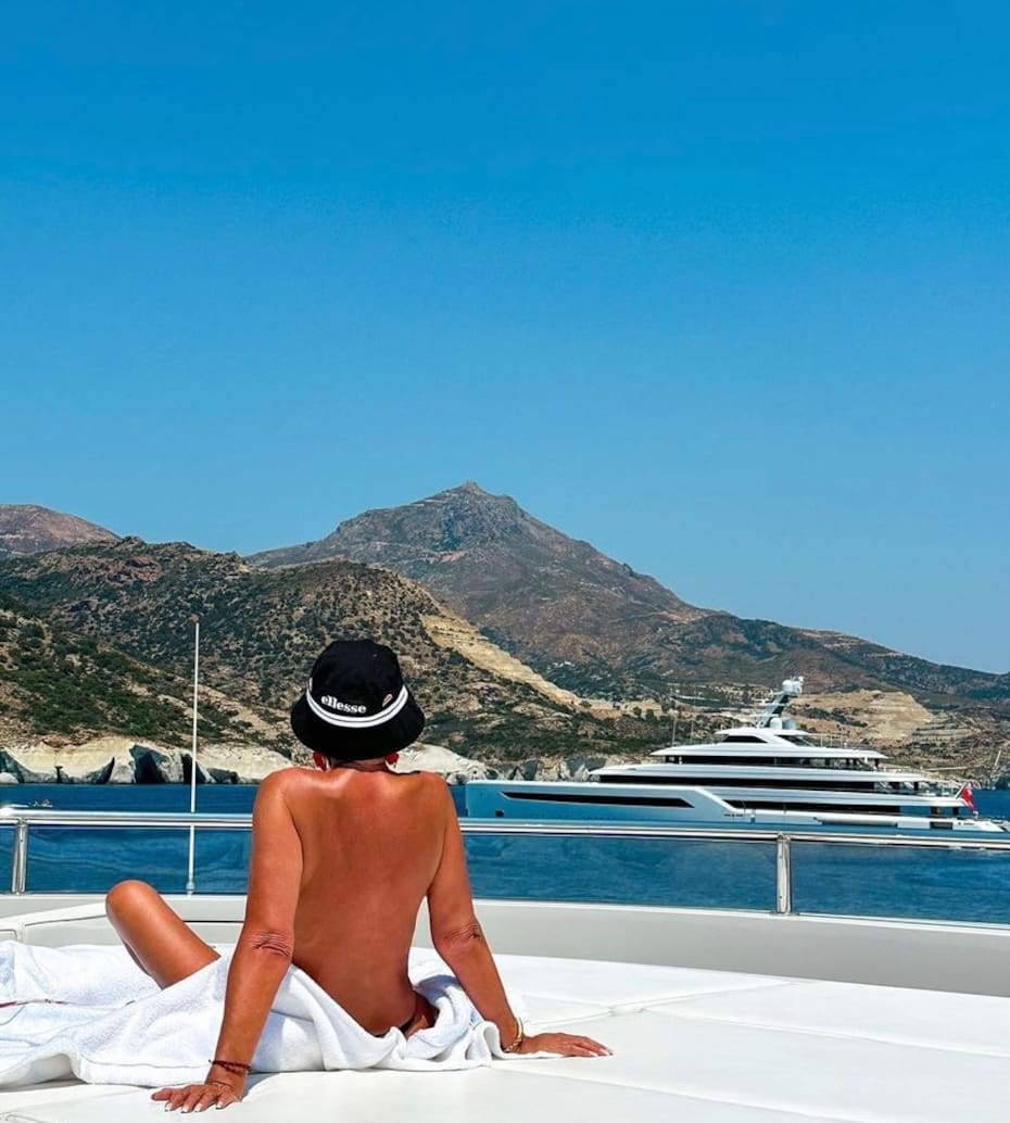 Raquel Argandoña tomando sol en su viaje por Grecia. Foto: Instagram.