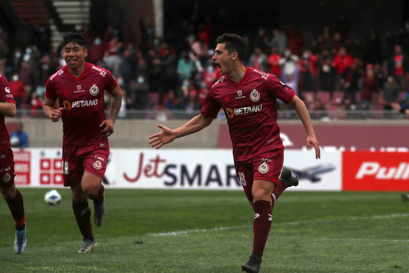 El mediocampista Santiago Dittborn tras marcar un gol con Deportes La Serena en 2022. Foto: Aton.