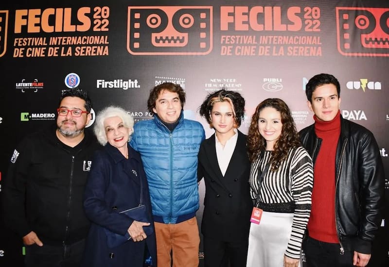 "Enzo Ferrada Rosati" y el equipo detrás de "La vaca que cantó una canción hacia el futuro".