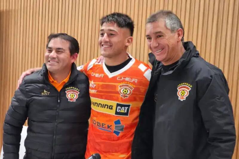en su presentación oficial como jugador de Cobreloa. Foto: En la Línea Deportes.