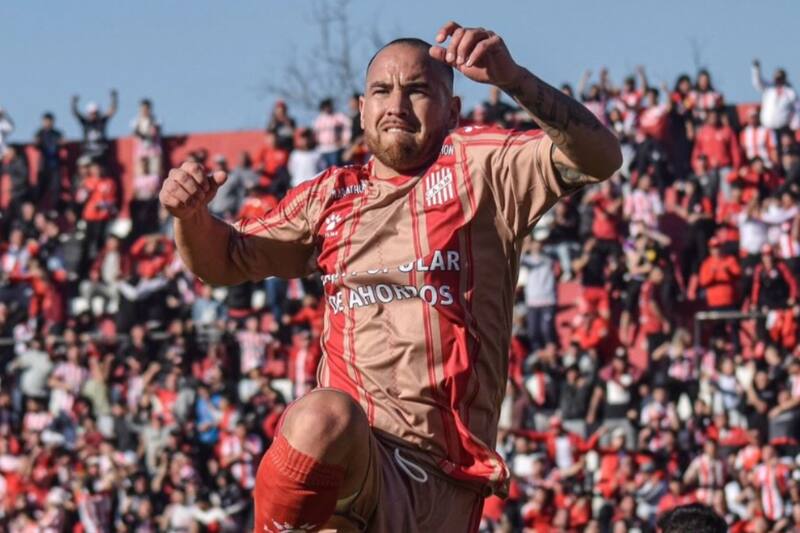 celebrando su gol en San Martín de Tucumán.