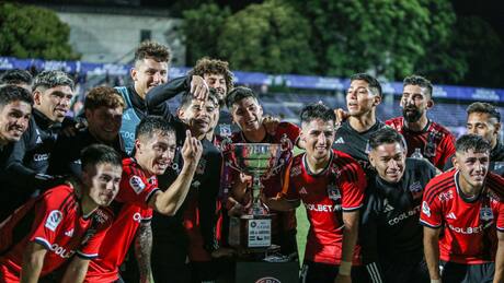 Debe volver a Colo Colo y mientras vive unas particulares vacaciones: paseo por las favelas y fútbol callejero