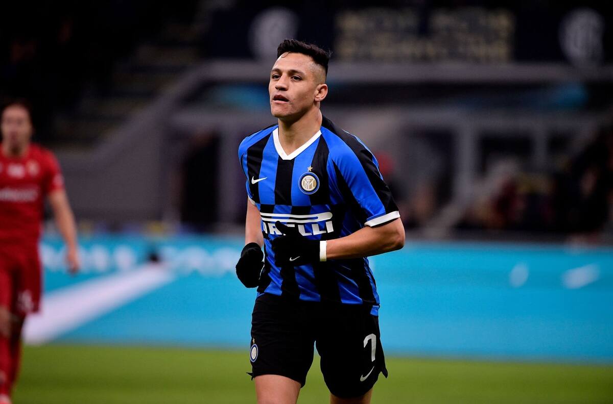 Alexis Sánchez fue captado por primera vez junto a joven modelo