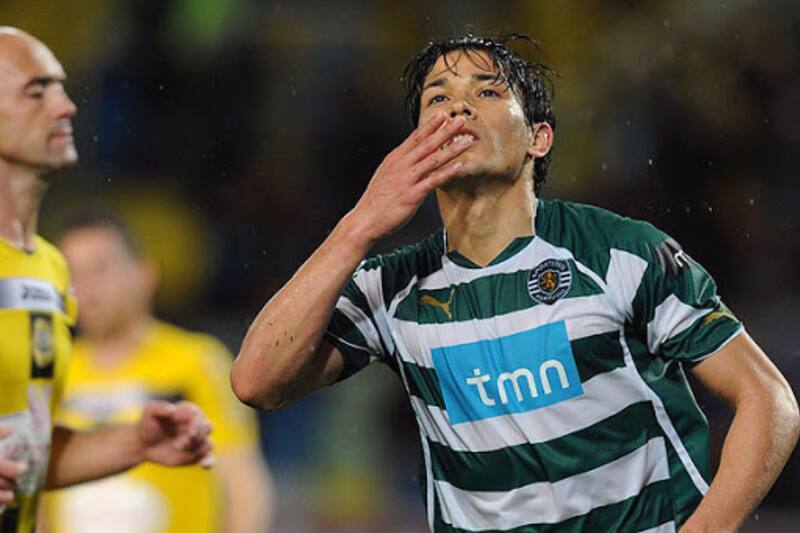 Sporting's Argentinian midfielder Matias Fernandez celebrates after scoring against Beira-Mar during their Portuguese League football match at Alvalade Stadium in Lisbon on March 6, 2011. AFP PHOTO/ FRANCISCO LEONG