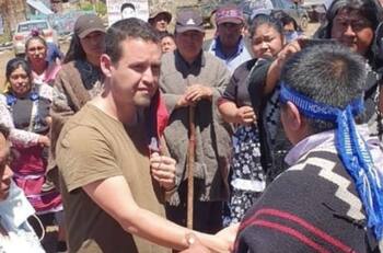 Padre de Camilo Catrillanca se reunió con familiares de PDI asesinado en La Araucanía