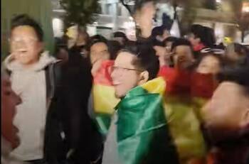 VIDEO | Hinchas bolivianos festejaron con todo el boleto al repechaje: “El que no salta es chileno”
