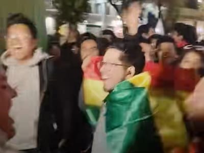 VIDEO | Hinchas bolivianos festejaron con todo el boleto al repechaje: “El que no salta es chileno”