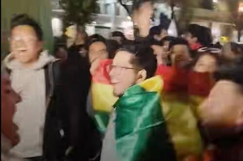 VIDEO | Hinchas bolivianos festejaron con todo el boleto al repechaje: “El que no salta es chileno”