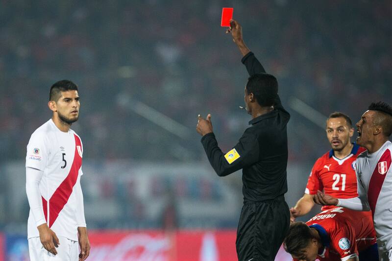 Carlos Zambrano y su expulsión contra Chile en la Copa América de 2015 (Foto: Aton)