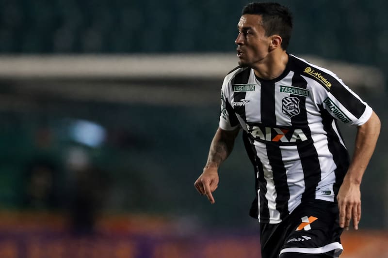 Defendiendo la camiseta del Figueirense.