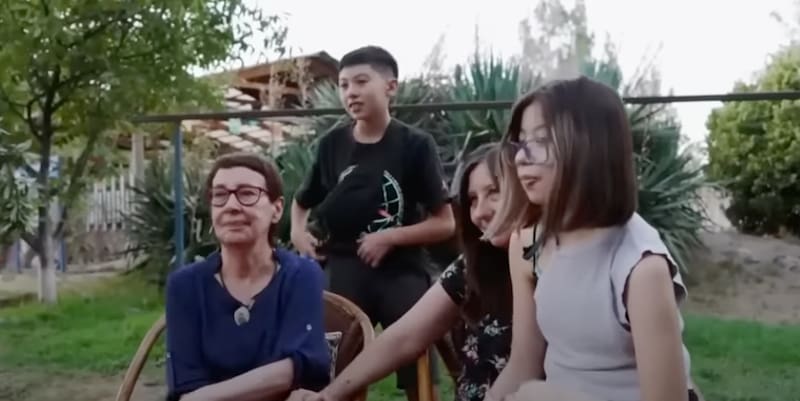 Mónica Carrasco junto a su hija y sus nietos. Créditos: Canal 13.