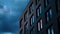 Insólito caso: hotel top en la RM cuenta con piscina y gimnasio instalado pero no puede abrir