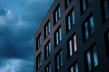 Insólito caso: hotel top en la RM cuenta con piscina y gimnasio instalado pero no puede abrir