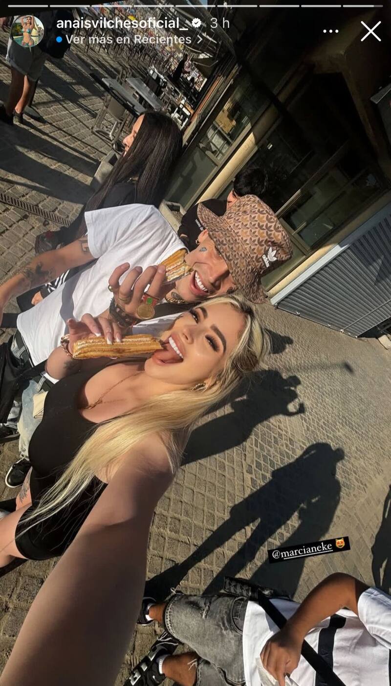 La influencer comió churros junto a su pareja Marcianeke durante el apagón.