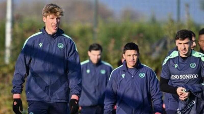 Alexis Sánchez ya entrena a la par de sus compañeros.