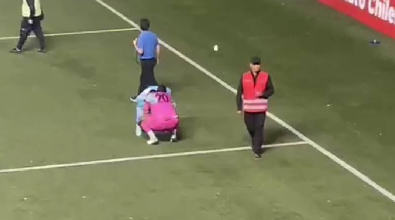 El meta de la UC fue a consolar al portero Julio Bórquez.