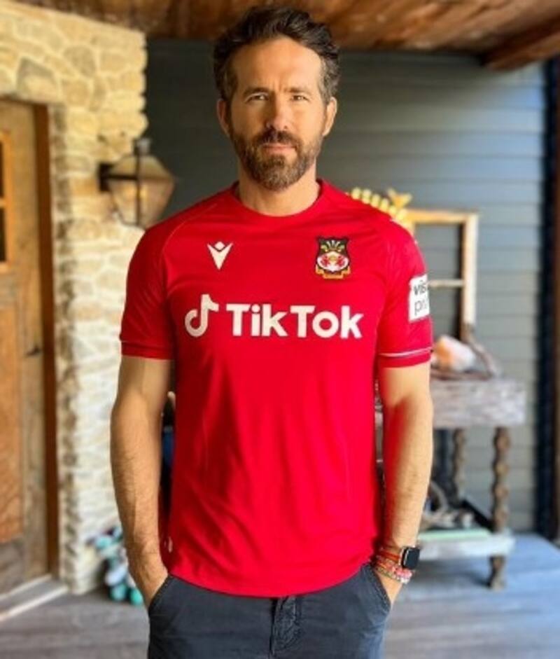 Ryan Reynolds vistiendo la camiseta del Wrexham de Inglaterra.