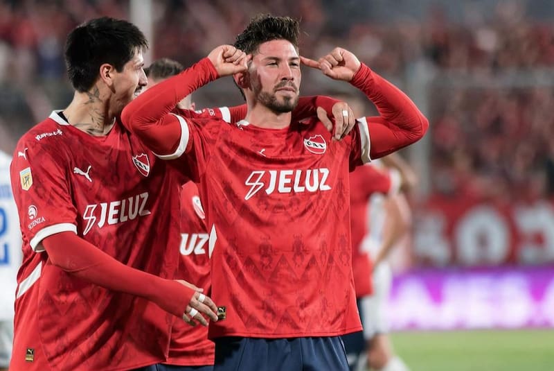 Presidente de Independiente negó contactos con el Bayern Múnich por el volante chileno.