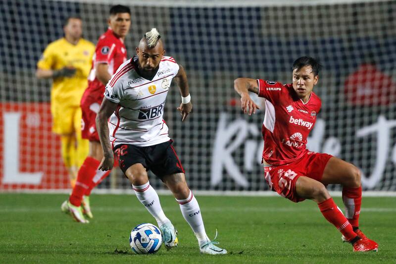 Arturo Vidal acaparó las miradas en el duelo entre Ñublense y Flamengo en Copa Libertadores.