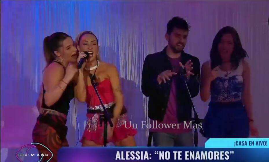 Alessia cantando "No te enamores" de Paloma Mami.